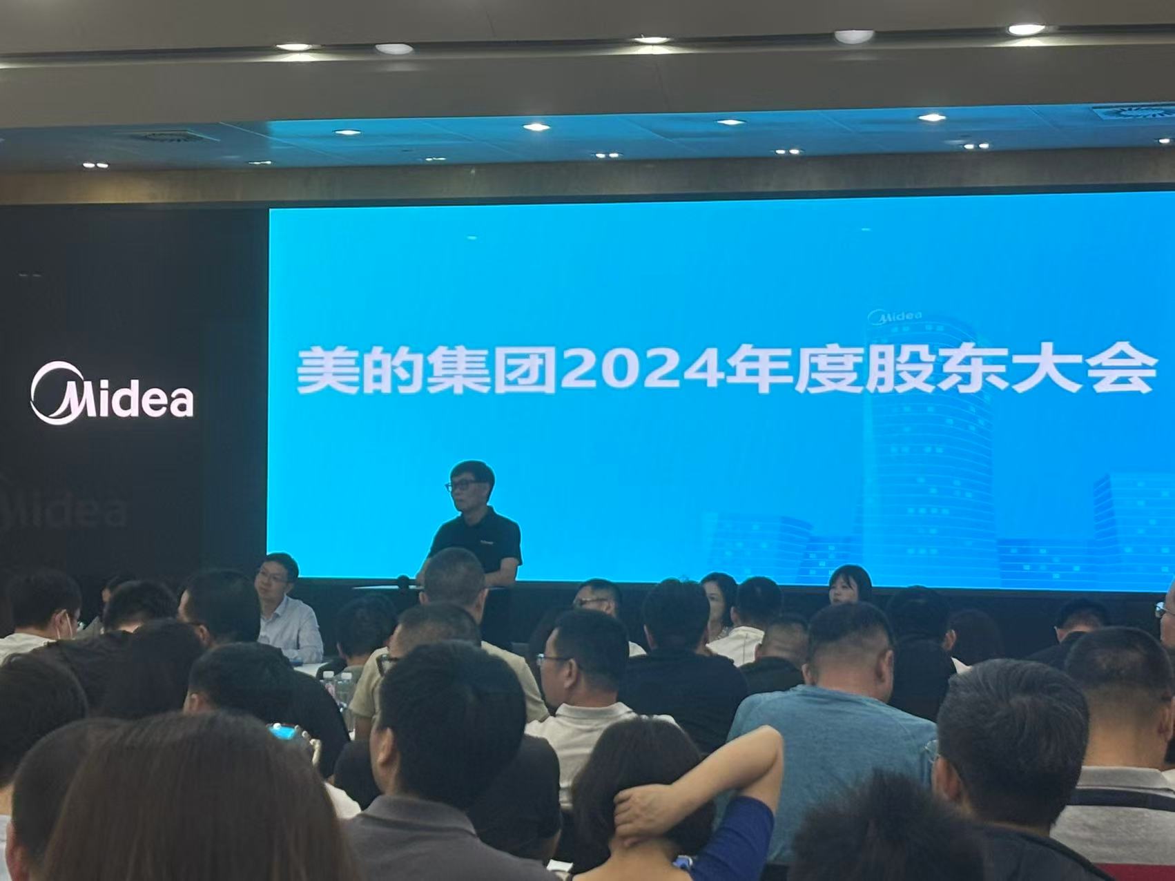 企業管理著應當如何應對市場形勢，并及時調整公司未來方向